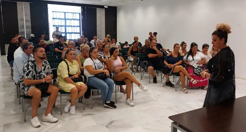 La concejala de Turismo y Comercio de Arrecife se reunió con los mercadilleros para informar las nuevas ordenanzas y propuestas para este sector
