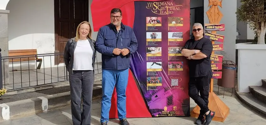 El alcalde de San Bartolomé, Isidro Pérez, entre los presentadores de Crónicas Radio Laura San José y Chalo Frías.