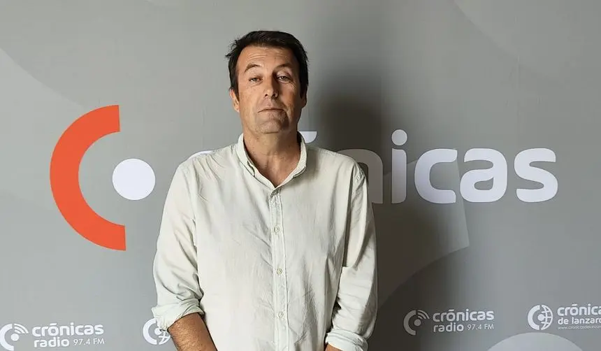 Antonio Roc&iacute;o en el estudio de Cr&oacute;nicas Radio.