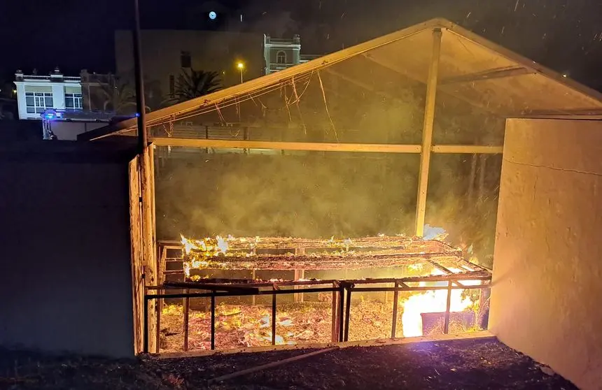 Imagen de una de las carpas que ardió esta madrugada