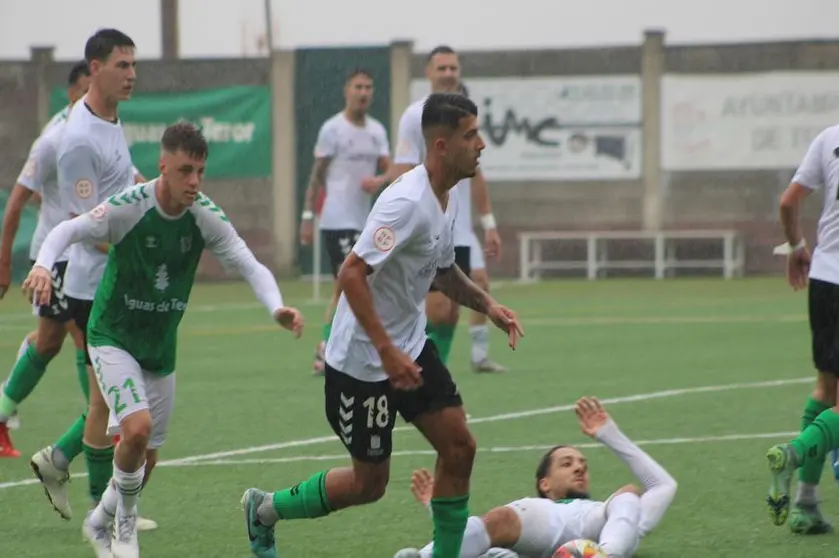 Una de las jugadas del encuentro con la lluvia intensa