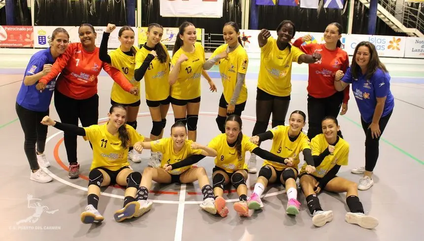 Las jugadoras y el cuerpo técnico celebrando el triunfo