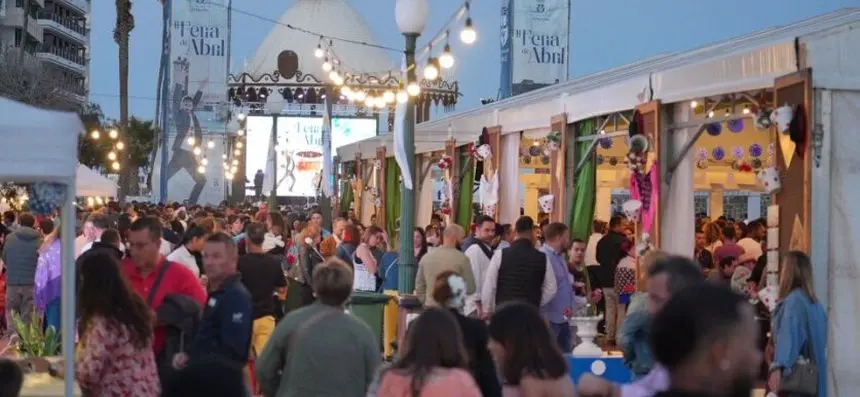 Imagen de la gente visitando la feria