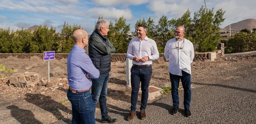 El vicepresidente junto a los representantes del municipio de Tías.