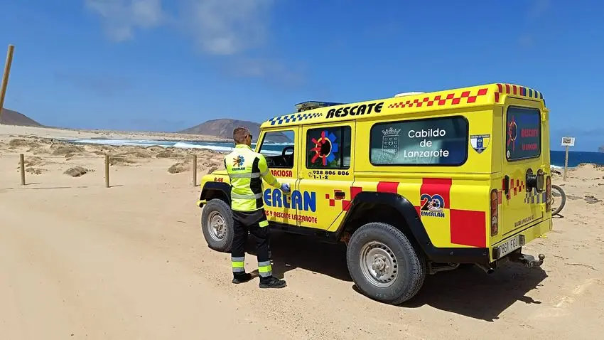 Uno de los voluntarios de la ONG Emerlan con el 4x4 del que disponen para los servicios.