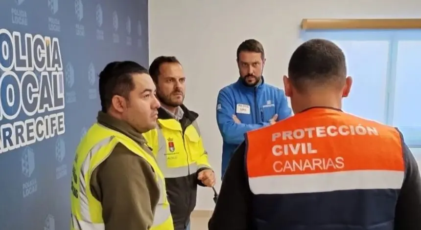 El alcalde de Arrecife coordinando el dispositivo con representantes de Protección Civil.