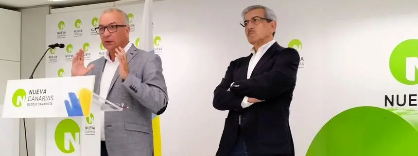 Luis Campos con Román Rodriguez en rueda de prensa.