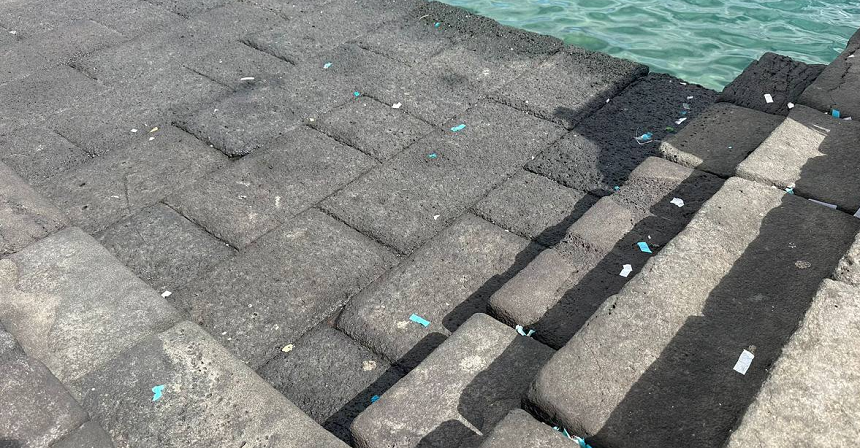 Imagen de restos de confeti en la zona donde se realizó la Feria de Abril de Arrecife.
