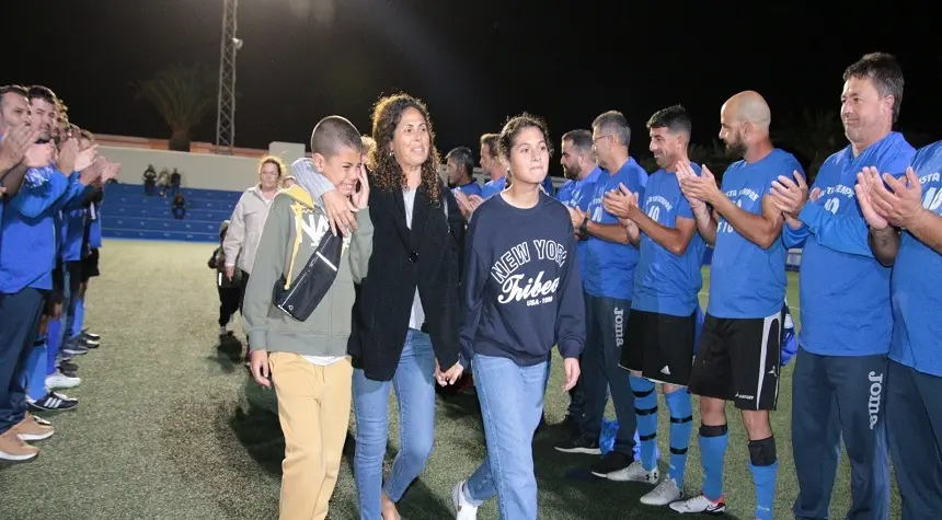 Familiares de Orlando Morales recibiendo un homenaje de los jugadores del CD Tinajo.