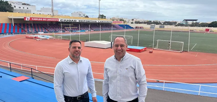El vicepresidente, Jacobo Medina, junto a Juan Monzón en la Ciudad Deportiva.