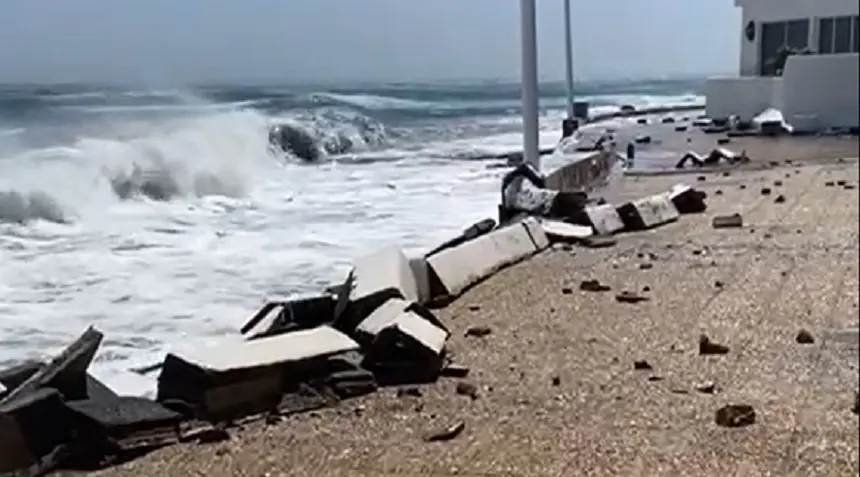 Muros de la avenida de Playa Honda destrozados debido al fuerte oleaje.