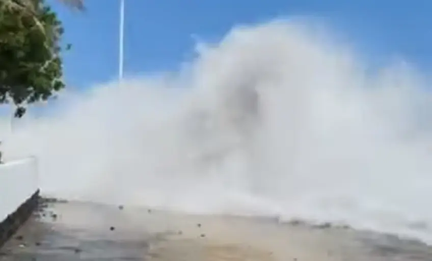 Imagen del fuerte oleaje que sufrieron este martes zonas como Playa Honda o Puerto del Carmen. 
