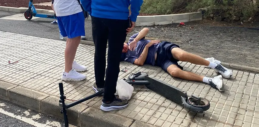 Imagen del hombre atropellado en el suelo junto al patinete.