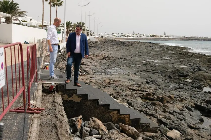 Raúl de León e Isidro Pérez en la zona afectada por el temporal en Playa Honda.