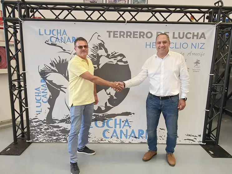 El consejero de Deportes, Juan Monzón, junto al presidente de la federación en Lanzarote