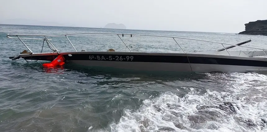 Imagen de los restos del velero encallado.