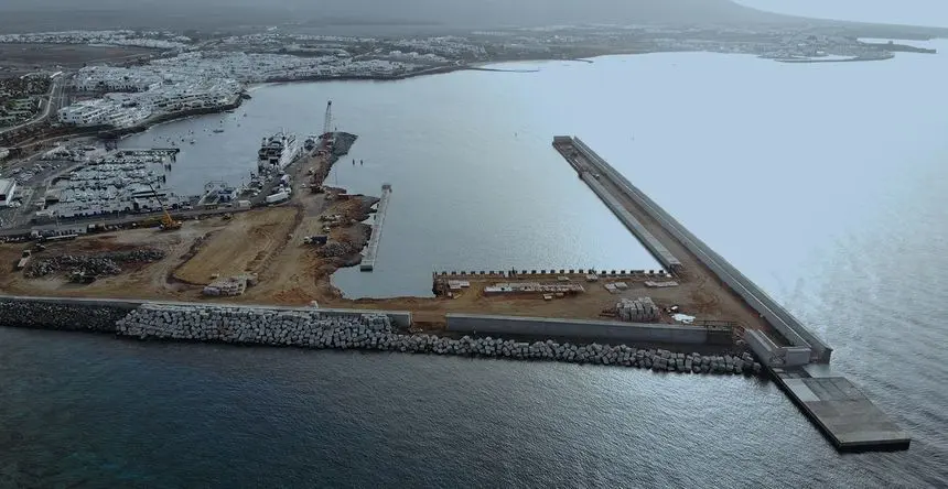 Imagen del puerto de Playa Blanca cuando se inició la obra de ampliación que permitiría la escala de cruceros.