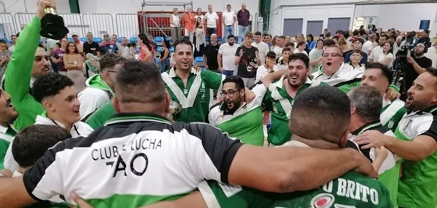 Los luchadores del Tao celebrando el gran triunfo.