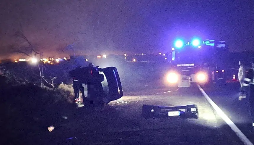 Imagen del accidente en el momento de la llegada de los bomberos.