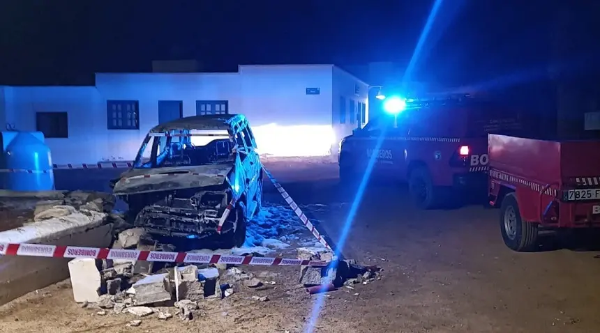 El vehículo quedó totalmente calcinado.