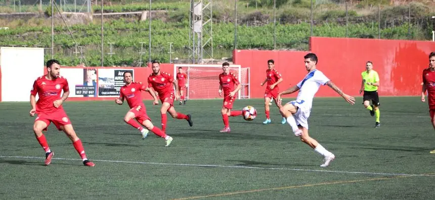 Imagen de una de las jugadas del encuentro con un jugador del Lanzarote rodeado de jugadores del equipo contrario