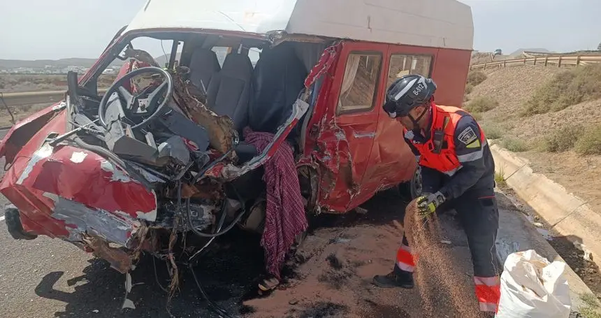 Uno de los bomberos del Consorcio retirando restos de la furgoneta siniestrada