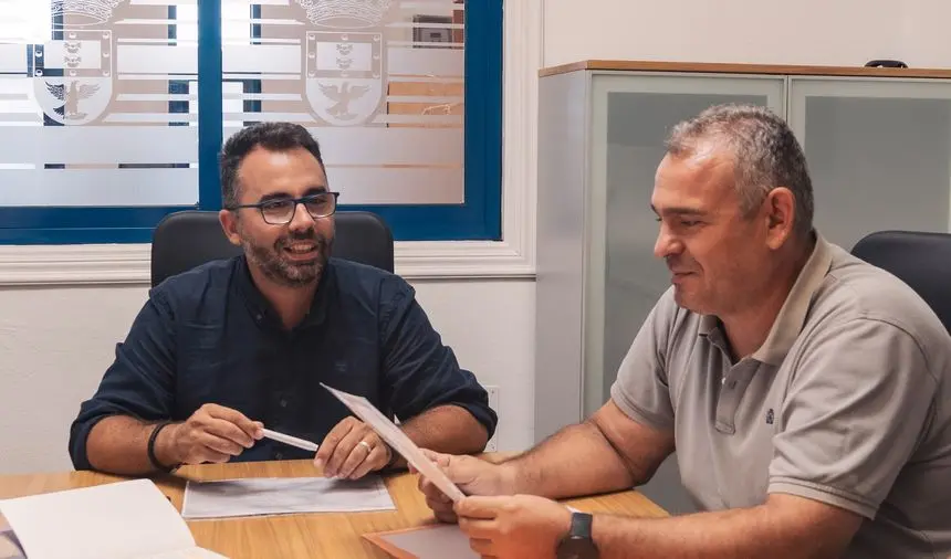 Jacobo Lemes, concejal de Limpieza, junto a Echedey Eugenio, responsable de contratación.