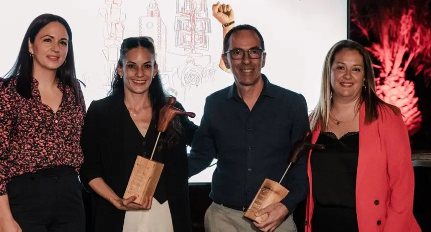 Los galardonados recogiendo su premio
