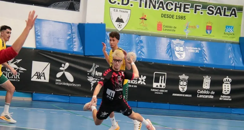 Jugador del San José Obrero penetrando la defensa del Galdar.