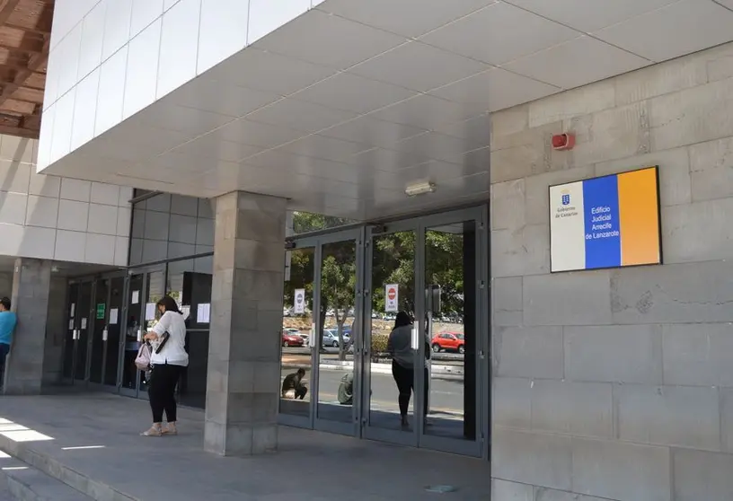 Imagen de la entrada del Juzgado de Arrecife.