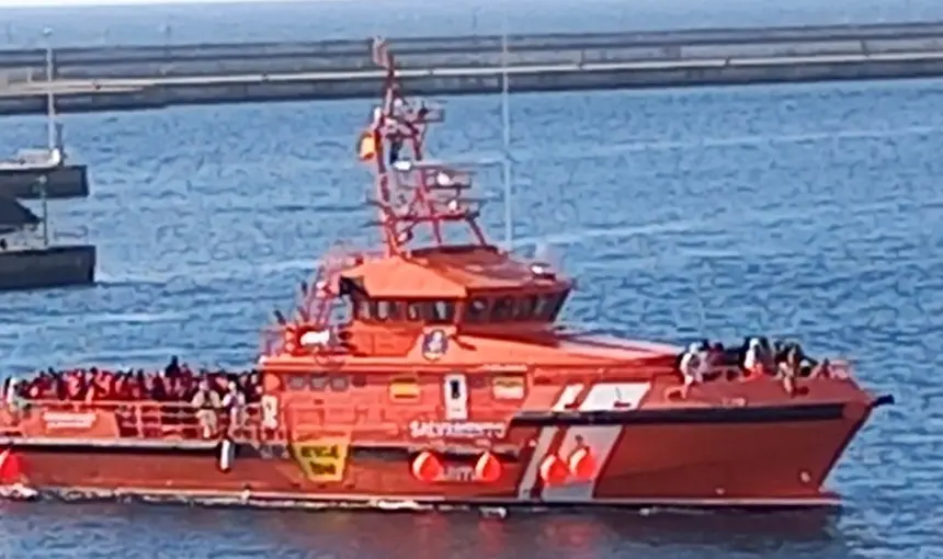 Salvamento Marítimo trayendo a los inmigrantes rescatados.