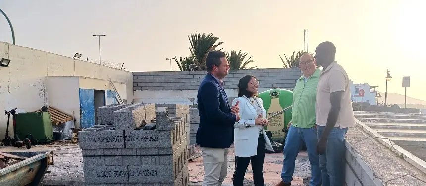 El alcalde de Yaiza y los concejales de Limpieza y Urbanismo en obras de zona de contenedores próxima al puerto