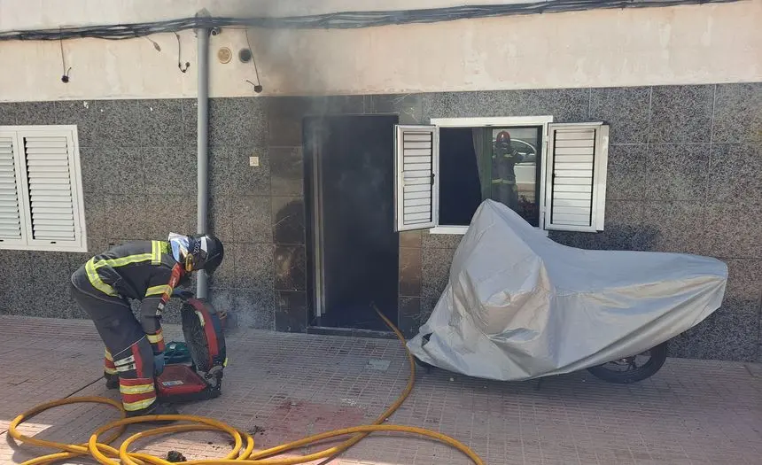La vivienda afectada en el momento en el que actuaron los bomberos