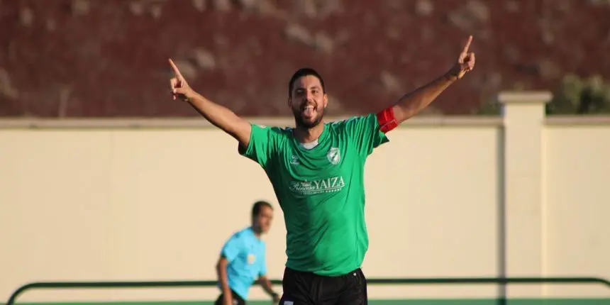 El capitán del equipo celebrando uno de los goles.