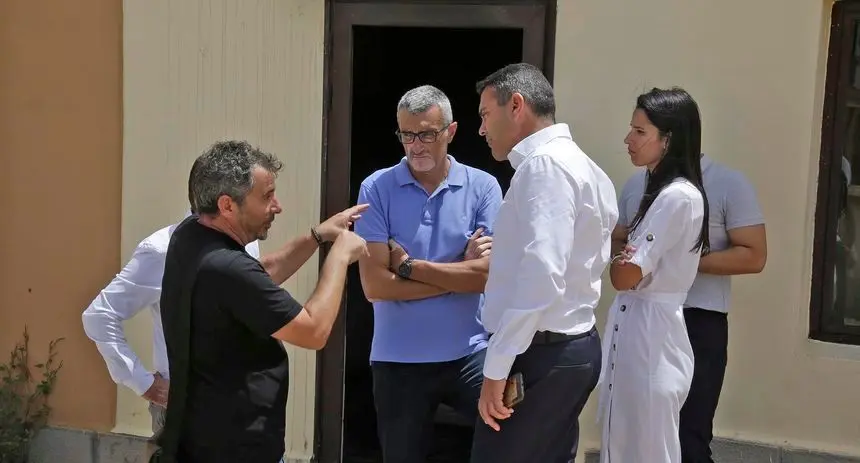 Marci Acuña junto a Oswaldo Betancort y Aroa Revelo en una visita al Albergue de La Santa