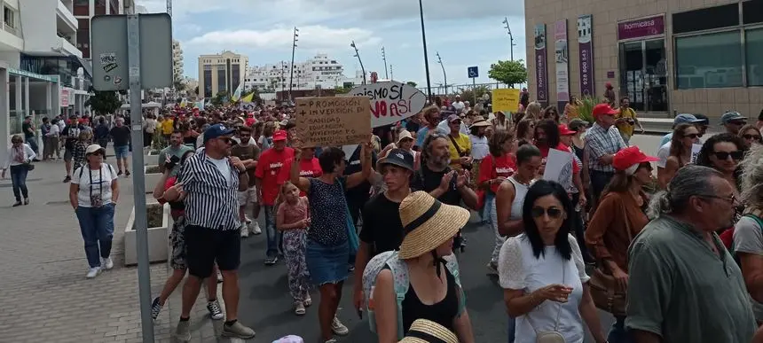Imagen de los manifestantes llegando a la altura del Gran Hotel