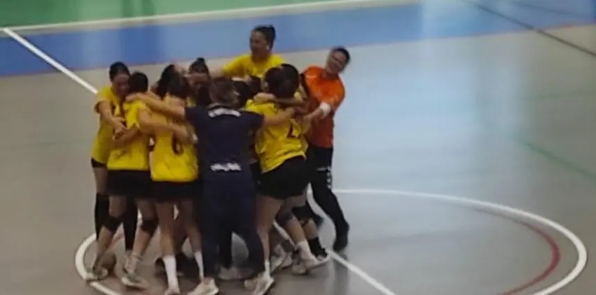 Las jugadoras del Puerto del Carmen en el medio del campo celebrando el merecido ascenso