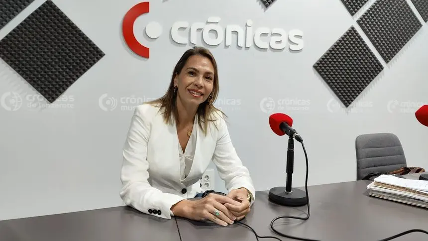 Maite Corujo en el estudio de Crónicas Radio durante la entrevista.