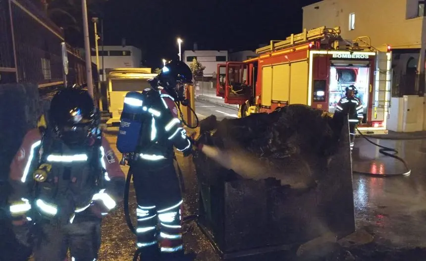 Los bomberos sofocan el incendio en la calle La Graciosa.