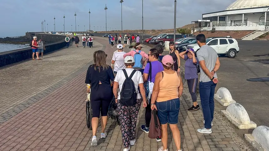 Paseo saludable mayores en Arrecife.