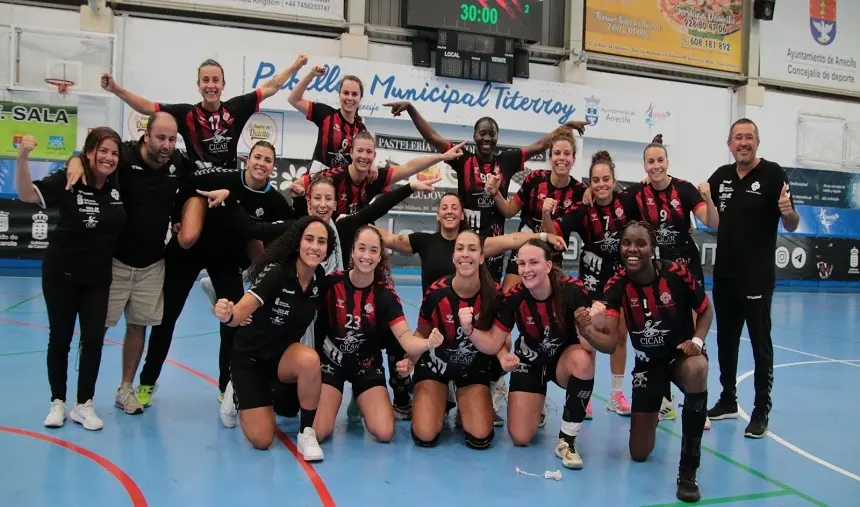 Jugadoras y cuerpo técnico del San José Obrero celebrando la clasificación a la fase de ascenso.
