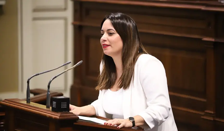 Cristina Calero en el Parlamento de Canarias.