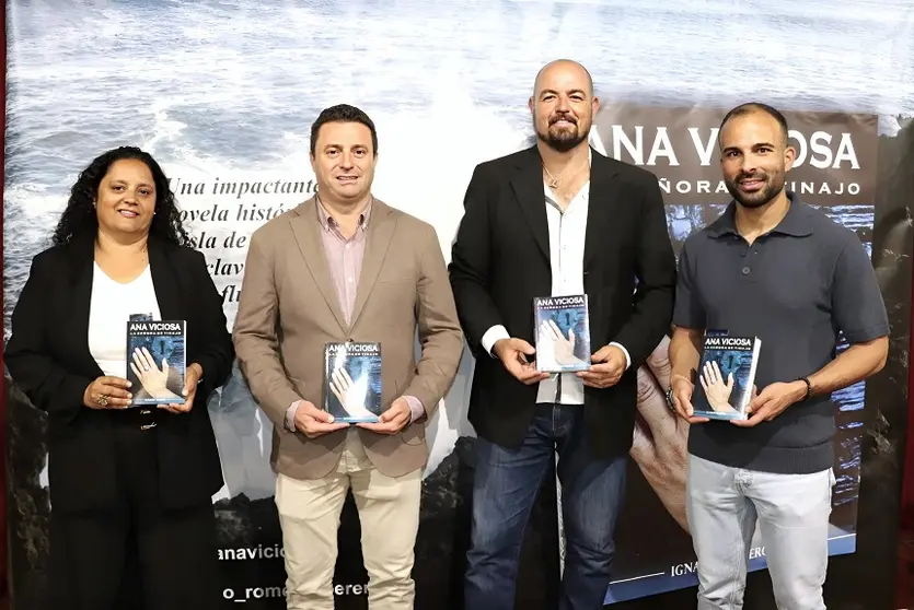 Presentación de la novela histórica Ana Viciosa en un animado encuentro literario en la Casa de la Cultura de Yaiza.