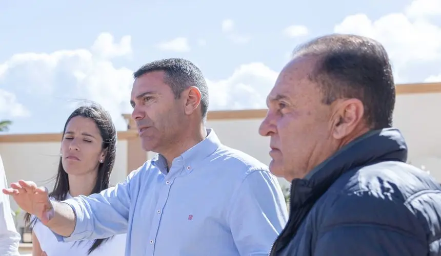 Jesús Machín escuchando atento a Oswaldo Betancort en La Santa.
