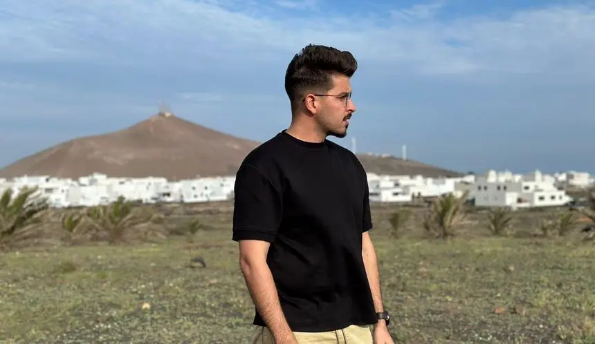 Jeziel Martín en la zona donde tendría que estar ubicado el instituto.