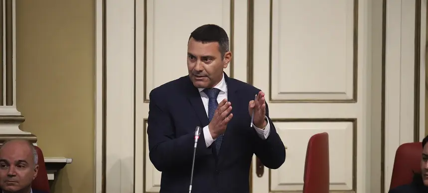 Oswaldo Betancort en el Parlamento de Canarias.