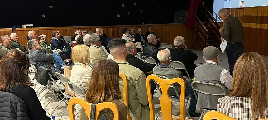 El alcalde, José Juan Cruz, hablando con los vecinos.