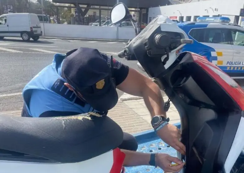 Imagen del agente de la Policía Local de Arrecife inspeccionando el vehículo.