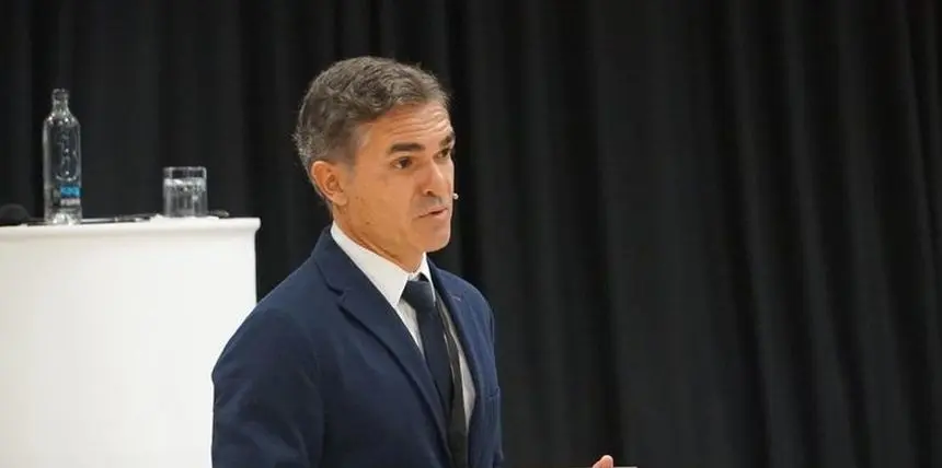 Héctor Fernández durante su intervención en un evento sobre turismo.