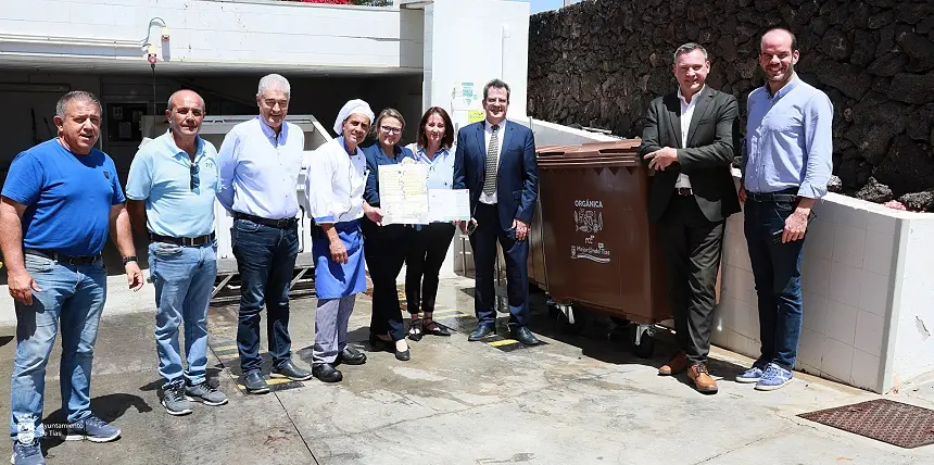 Representantes del Ayuntamiento de Tías junto al contenedor orgánico.